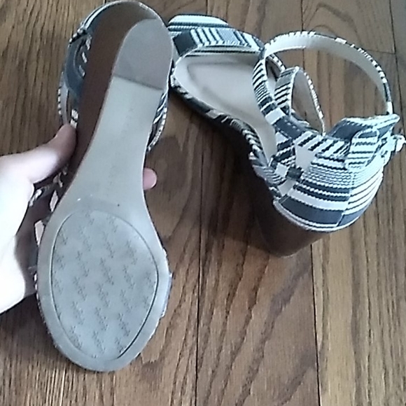 Kelly & Katie wedge sandals (sz 7) - Picture 5 of 6
